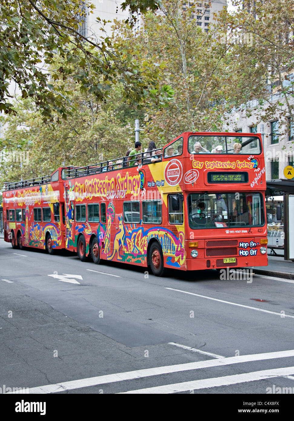 Rosso a sommità aperta addobbate doppio bus turistici a una sosta nel centro cittadino di Sydney da Circular Quay Nuovo Galles del Sud Australia Foto Stock