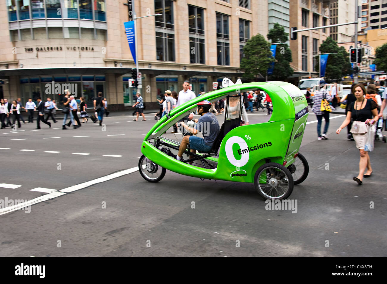 Verde Lime Pedapod risciò ciclo per il trasporto turistico su George Street Sydney New South Wales AUSTRALIA Foto Stock