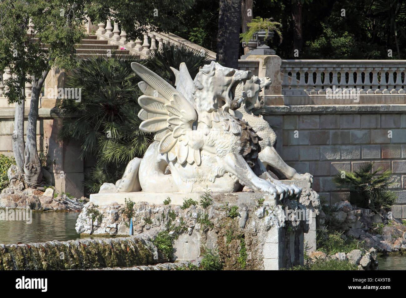Leone alato statua a Font de la Cascada a Barcellona, Spagna. La statua è parte della bella fontana. Foto Stock
