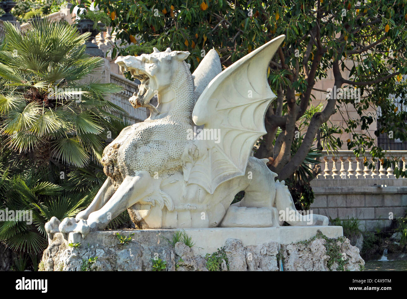 Leone alato statua a Font de la Cascada a Barcellona, Spagna. La statua è parte della bella fontana. Foto Stock