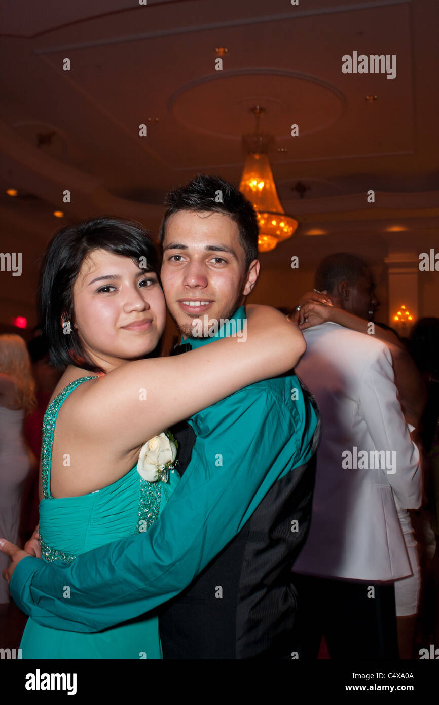 Giovani amanti giovane kissing dancing party night Foto Stock