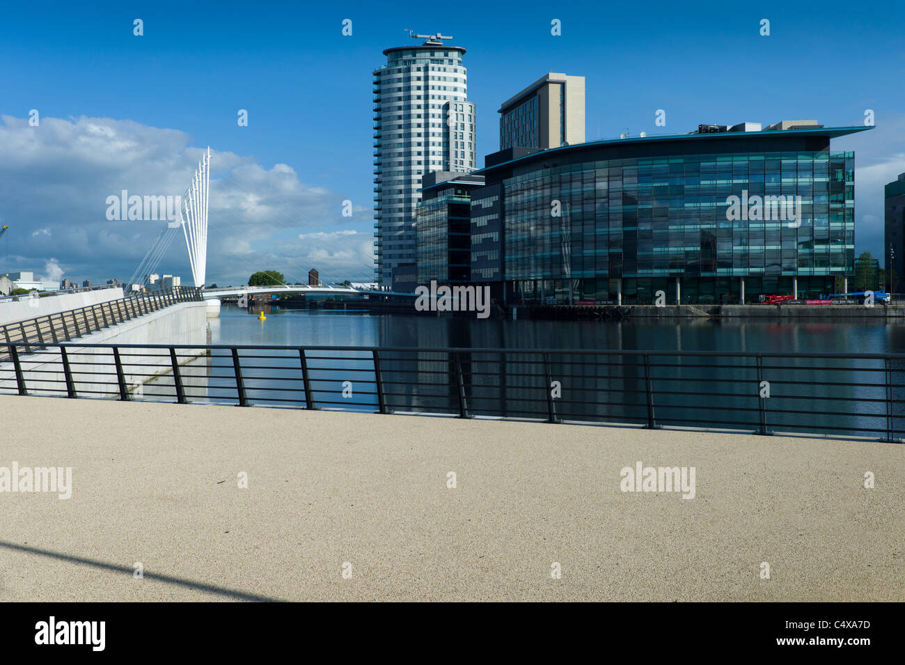 Media City passerella, mostrando il cuore gli appartamenti e i monolocali di BBC, Media City, Salford Quays, Manchester Foto Stock