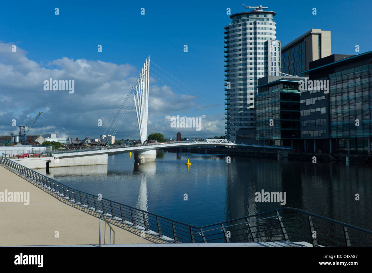 Media City passerella, mostrando il cuore gli appartamenti e i monolocali di BBC, Media City, Salford Quays, Manchester Foto Stock