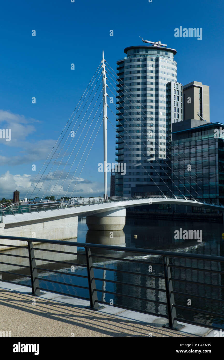 Media City passerella, mostrando il cuore gli appartamenti e i monolocali di BBC, Media City, Salford Quays, Manchester Foto Stock