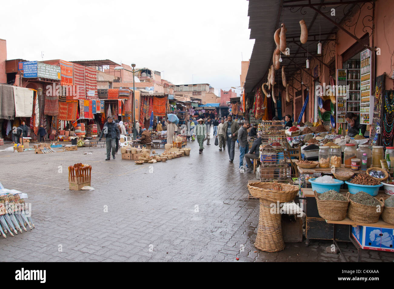 Street nella città vecchia di Marrakech, Marocco Foto Stock