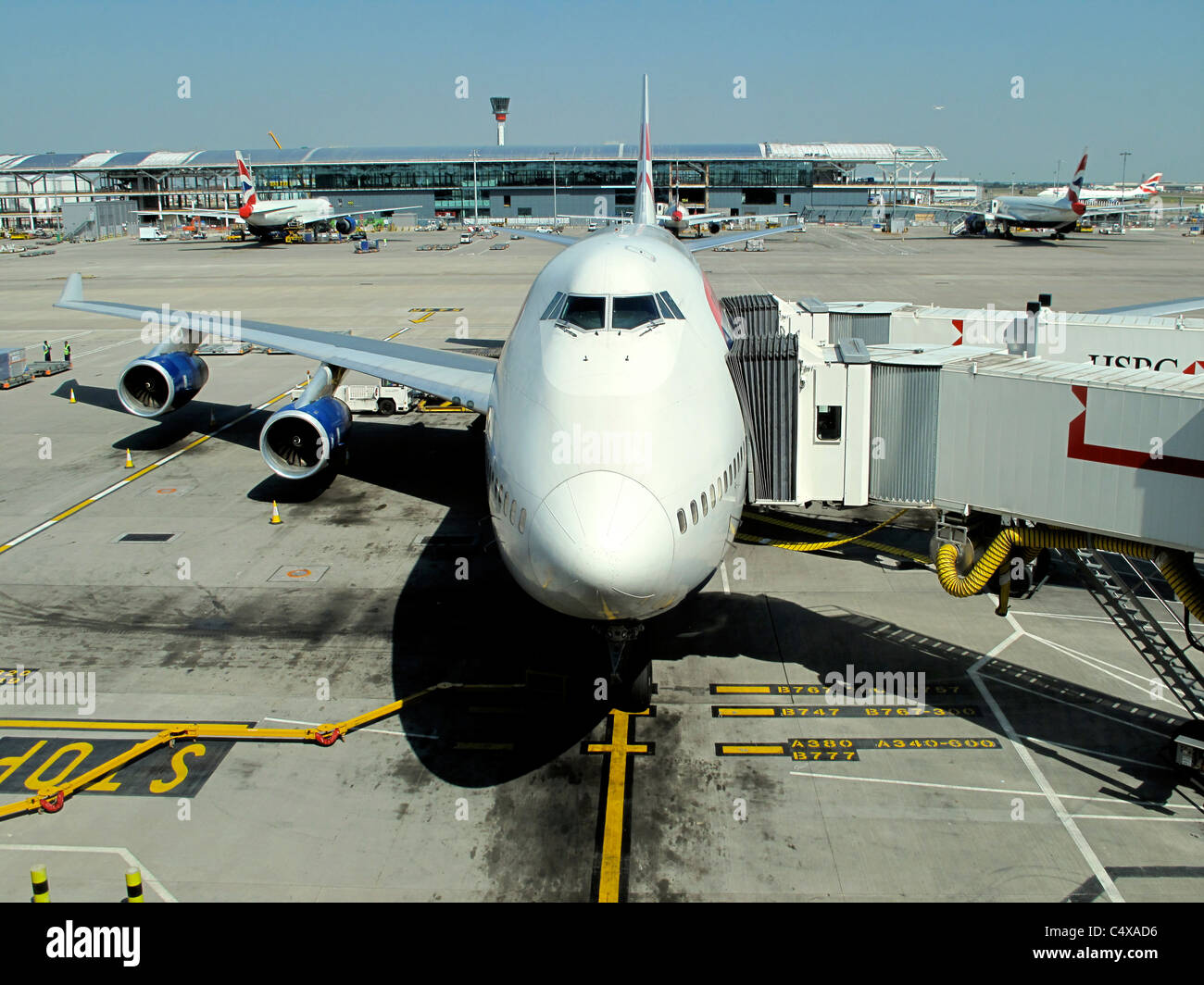 British Airways 747 jumbo jet parchi di gate a Heathrow Airport Foto Stock