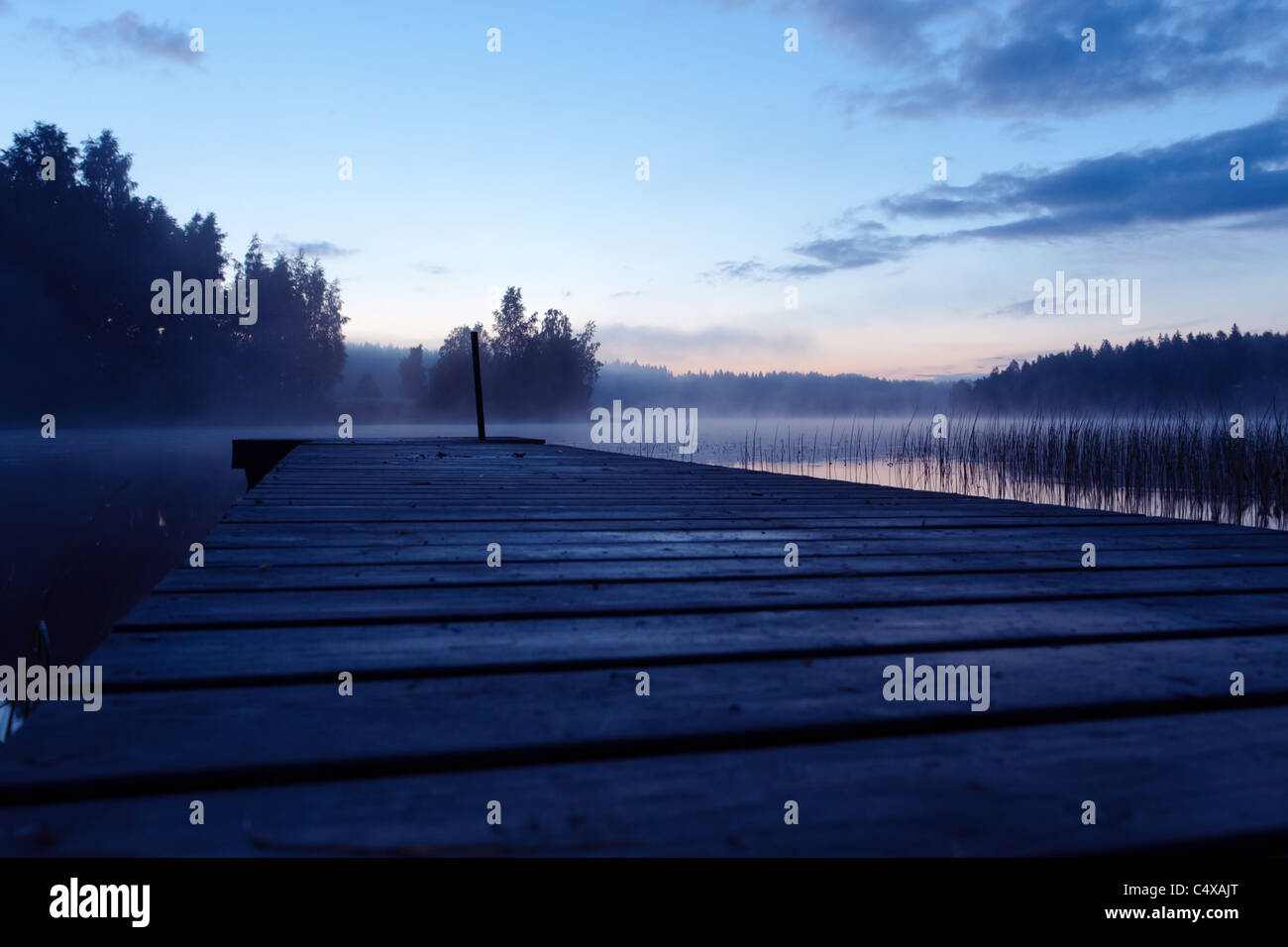 Molto tranquillo paesaggio finlandese durante la notte di mezza estate Peer Foto Stock