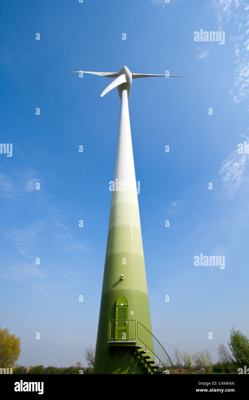 Basso angolo vista di una turbina eolica contro un cielo blu Foto Stock
