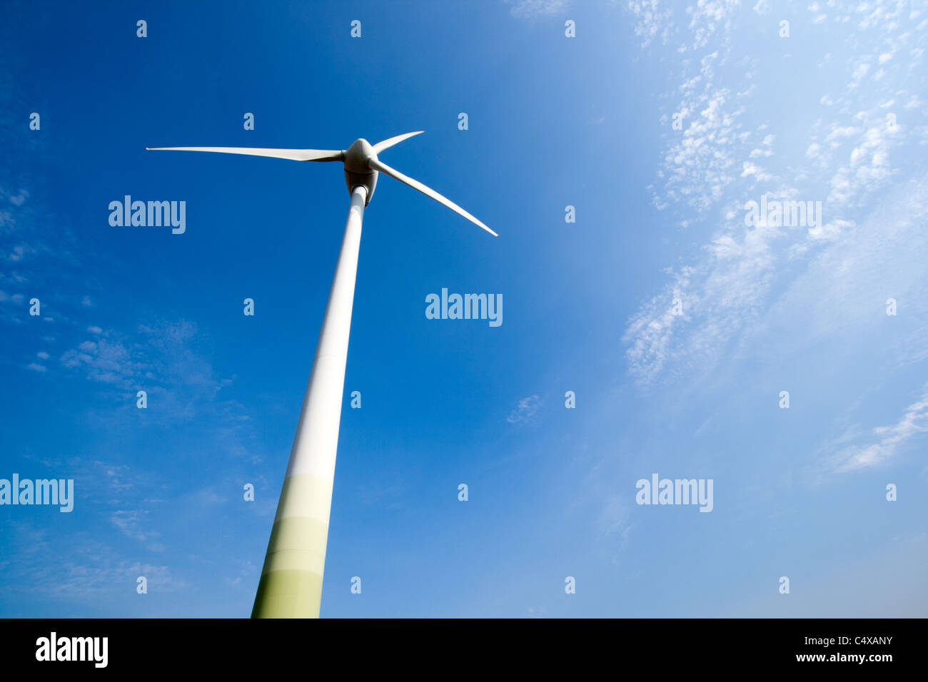 Basso angolo vista di una turbina eolica contro un cielo blu Foto Stock