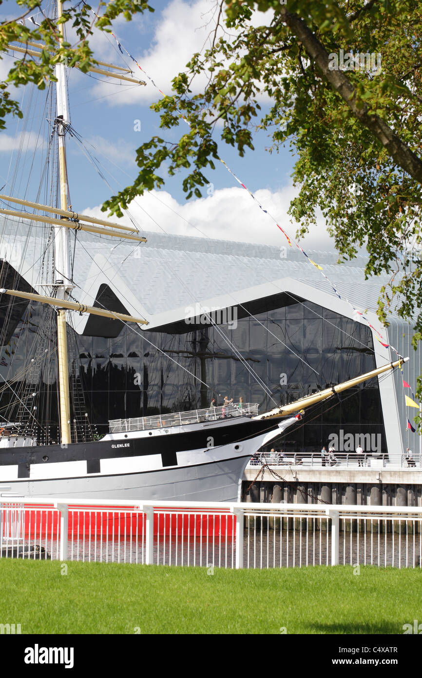 Riverside Museum Glasgow of Transport and Travel e The Tall Ship Glenlee, Glasgow, Scozia, Regno Unito Foto Stock