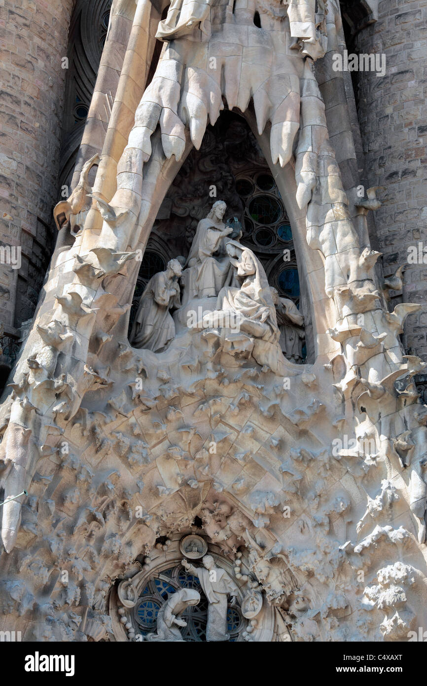 Scultura sulla facciata della Basilica della Sagrada Familia di Barcellona, in Catalogna, Spagna Foto Stock