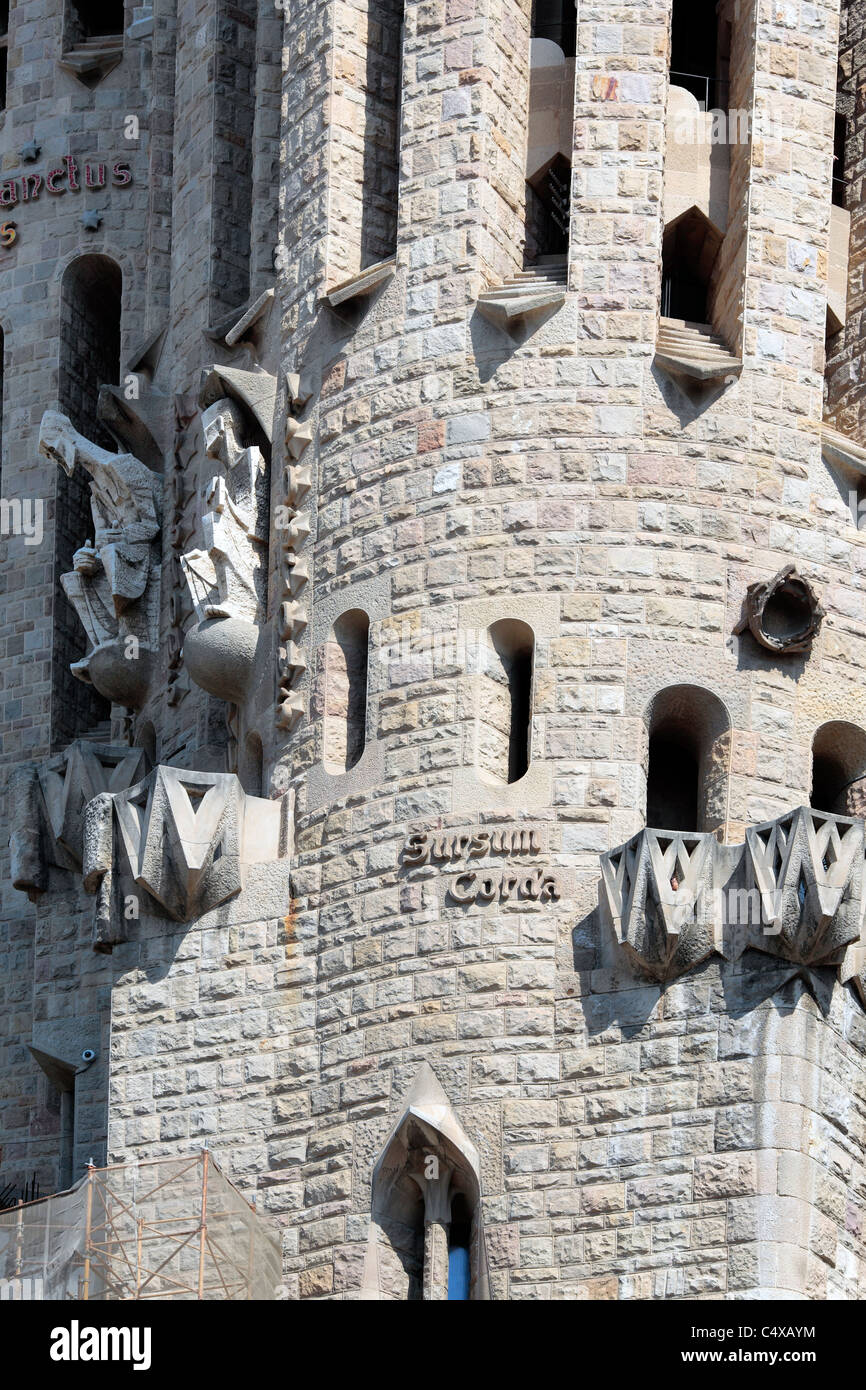Scultura sulla facciata della Basilica della Sagrada Familia di Barcellona, in Catalogna, Spagna Foto Stock