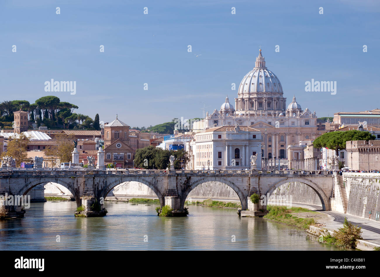 Vista del ponte non sa Angelo spanning fiume Tevere, con la Basilica di San Pietro sullo sfondo. Foto Stock