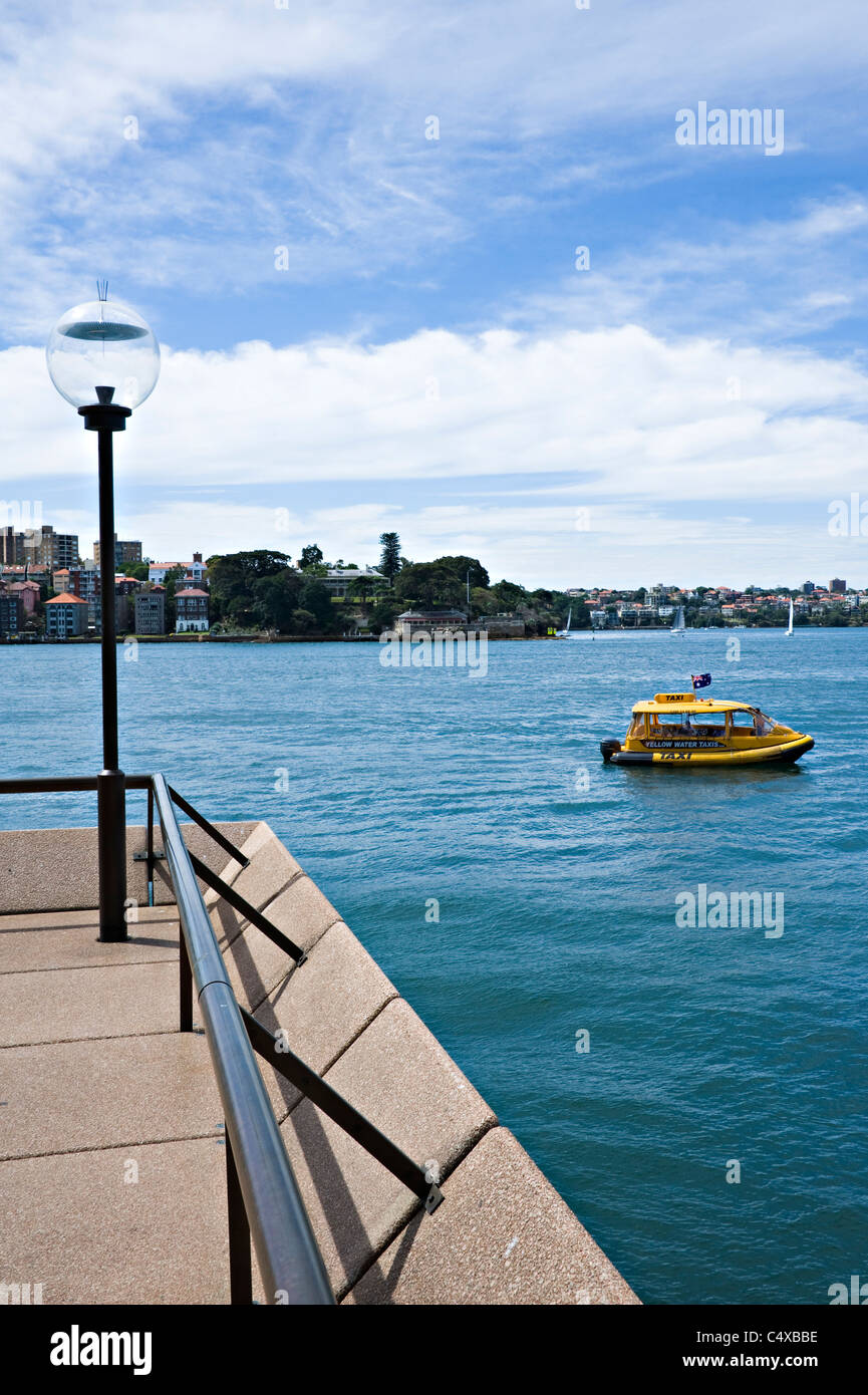 Acqua di colore giallo Taxi Off Bennelong Point vicino alla Opera House Sydney New South Wales AUSTRALIA Foto Stock