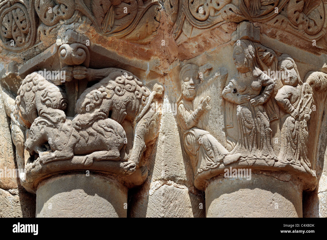 Portale romanico della chiesa di Santiago (XII secolo), Aguero, provincia di Huesca, Aragona, Spagna Foto Stock