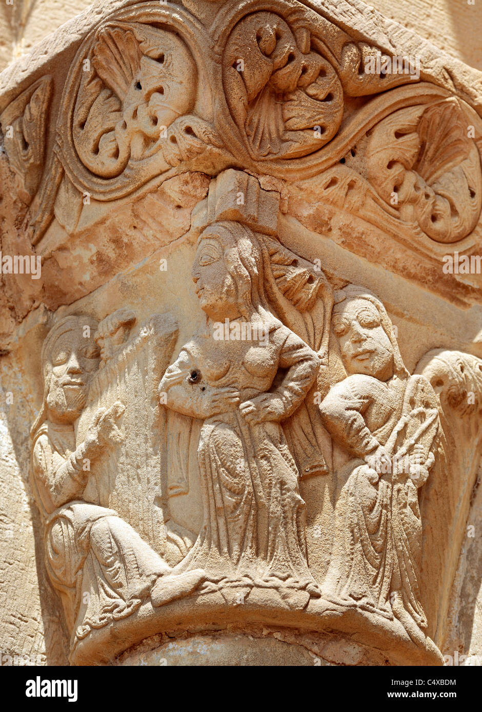 Portale romanico della chiesa di Santiago (XII secolo), Aguero, provincia di Huesca, Aragona, Spagna Foto Stock