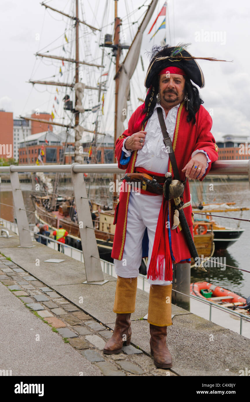 Uomo vestito come un pirata, accanto a tall ship Foto Stock