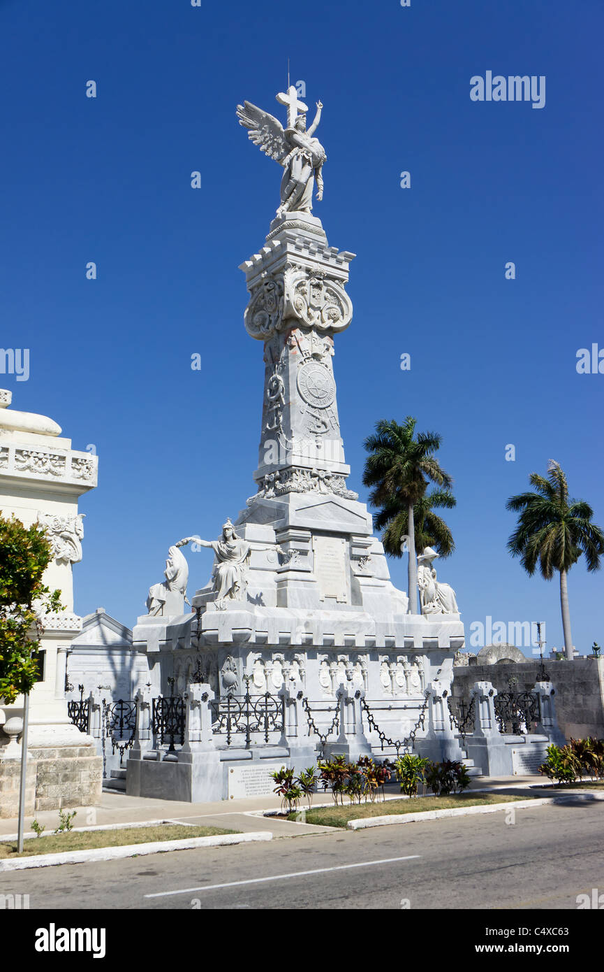 23m alto monumento ai vigili del fuoco che sono morti nel grande incendio del 17 maggio 1890. Cimitero di Colon, Havana, Cuba Foto Stock