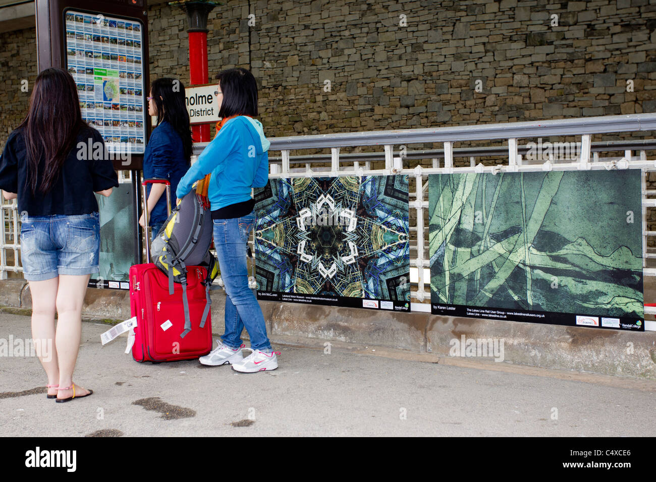Stazione ferroviaria makeover Kendal studenti ravviva la stazione ferroviaria di Oxenholme Foto Stock