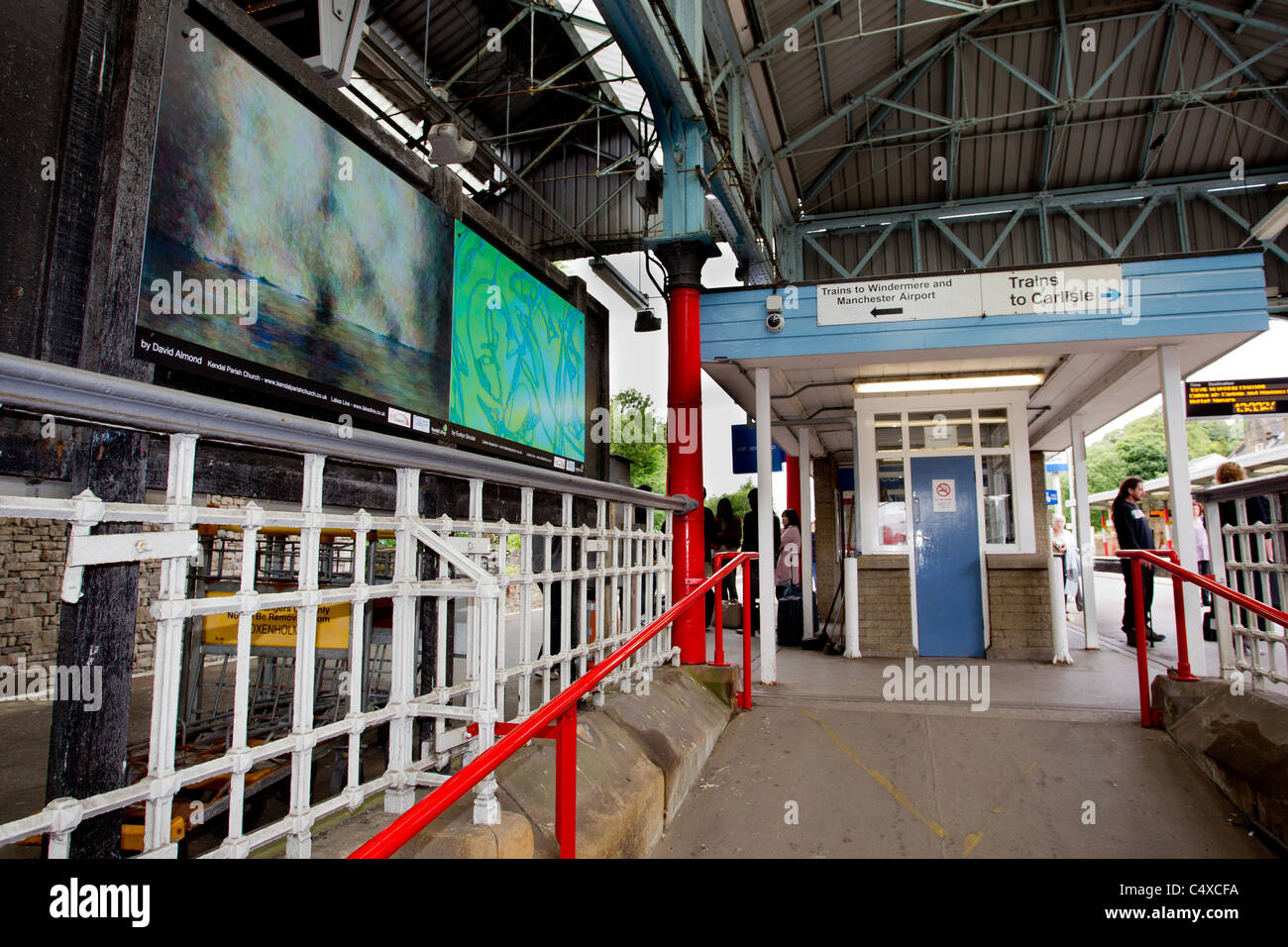 Stazione ferroviaria makeover Kendal studenti ravviva la stazione ferroviaria di Oxenholme Foto Stock