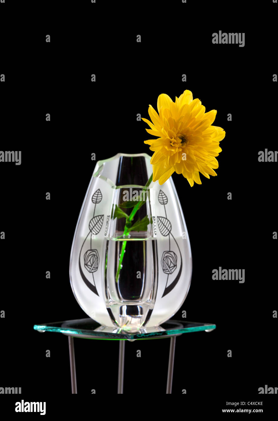 Bellissimi fiori in un piccolo Rennie Mackintosh vaso di stile Foto Stock