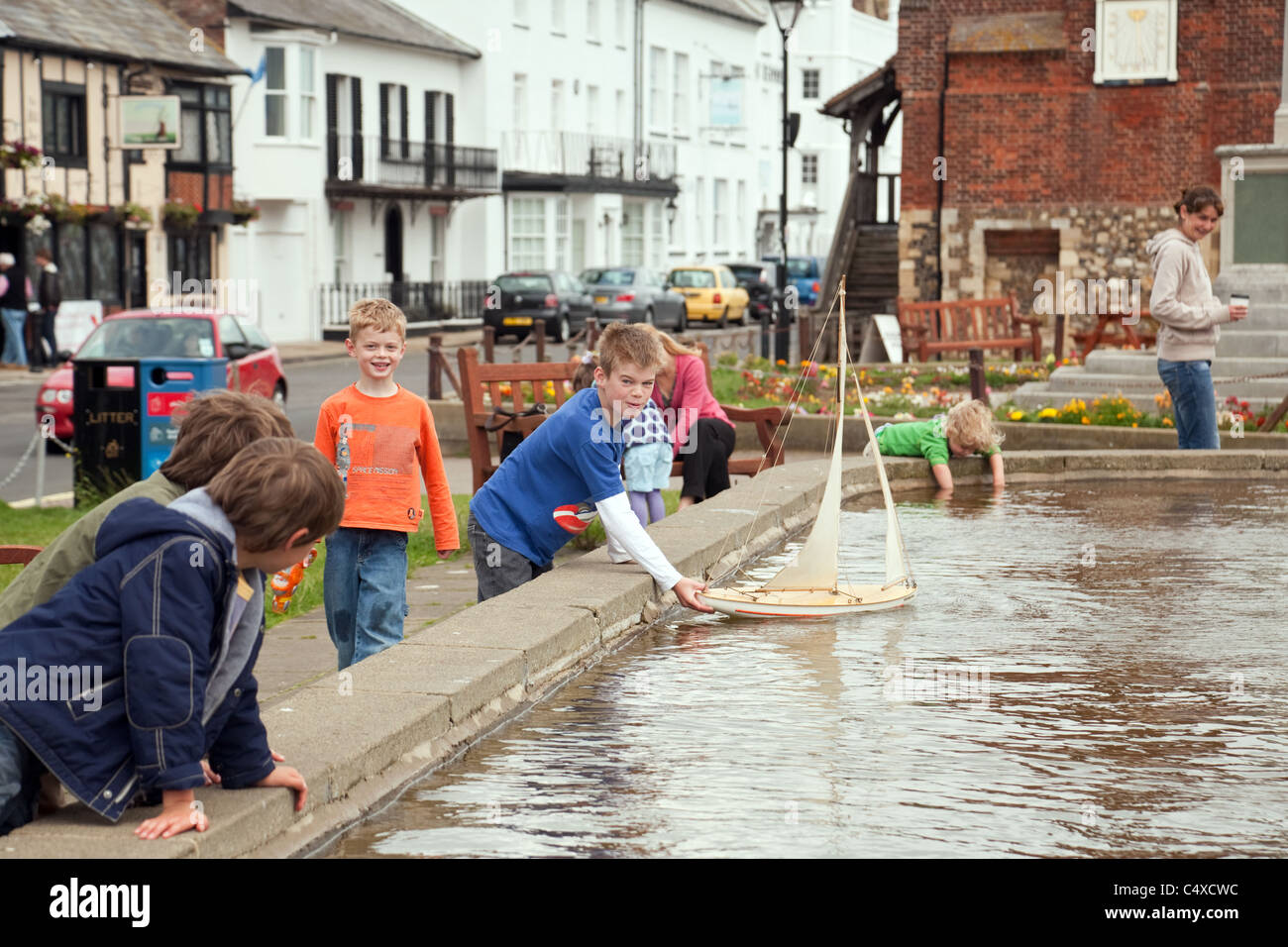 Bambini modello di vela barche sul laghetto, Aldeburgh, Suffolk REGNO UNITO Foto Stock