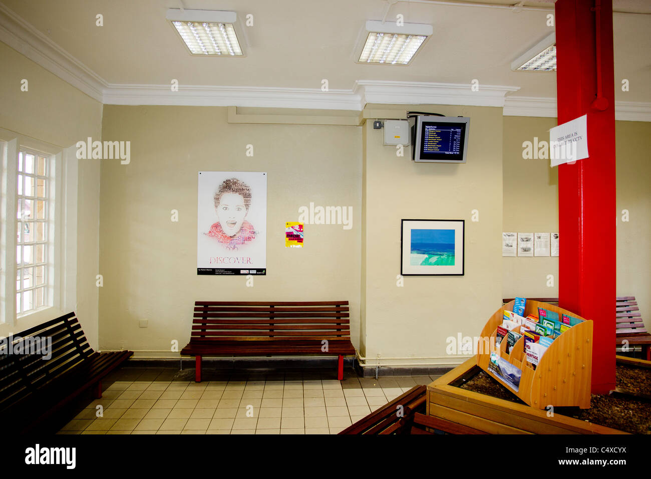 Stazione ferroviaria makeover Kendal studenti ravviva la stazione ferroviaria di Oxenholme Foto Stock