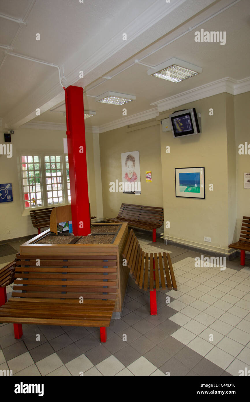 Stazione ferroviaria makeover Kendal studenti ravviva la stazione ferroviaria di Oxenholme Foto Stock
