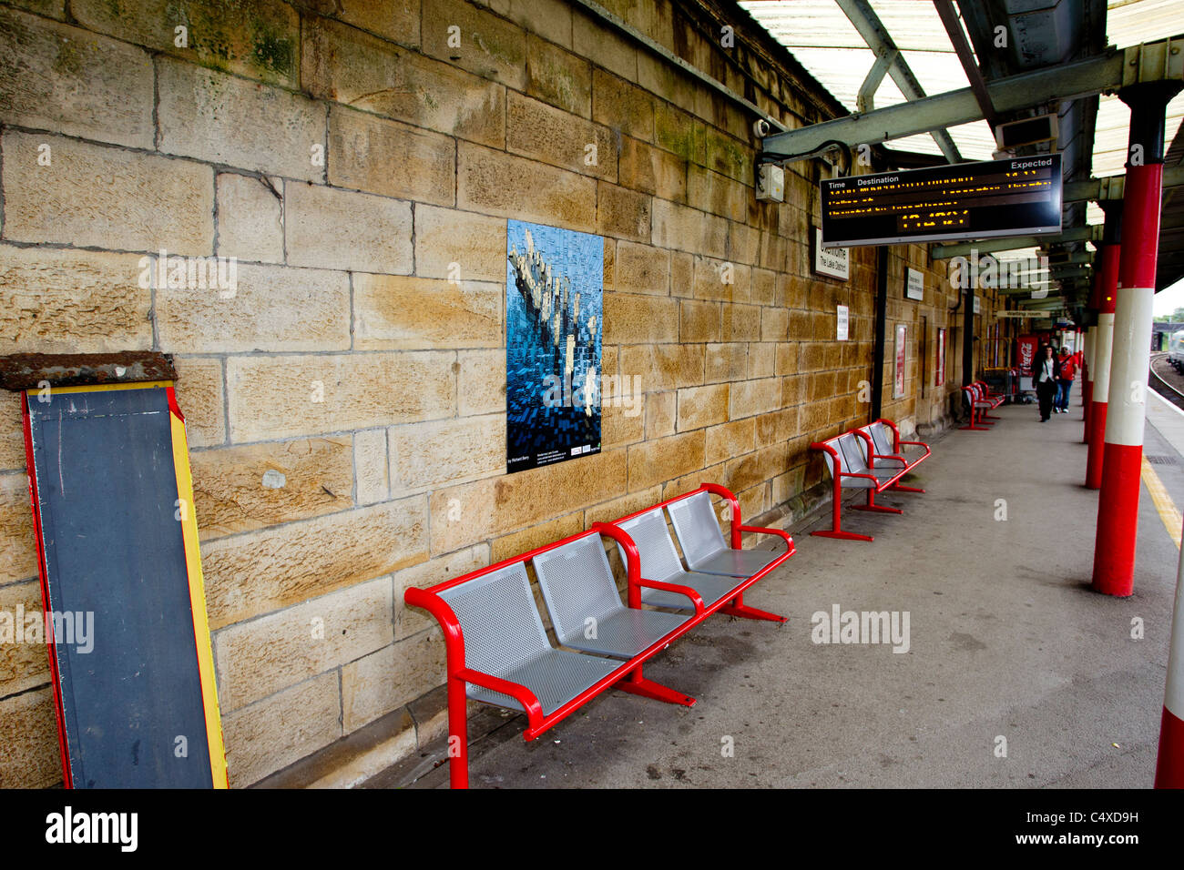 Stazione ferroviaria makeover Kendal studenti ravviva la stazione ferroviaria di Oxenholme Foto Stock