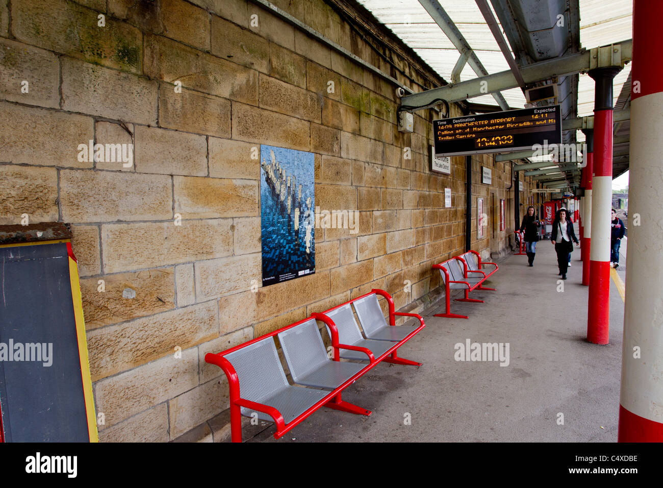 Stazione ferroviaria makeover Kendal studenti ravviva la stazione ferroviaria di Oxenholme Foto Stock