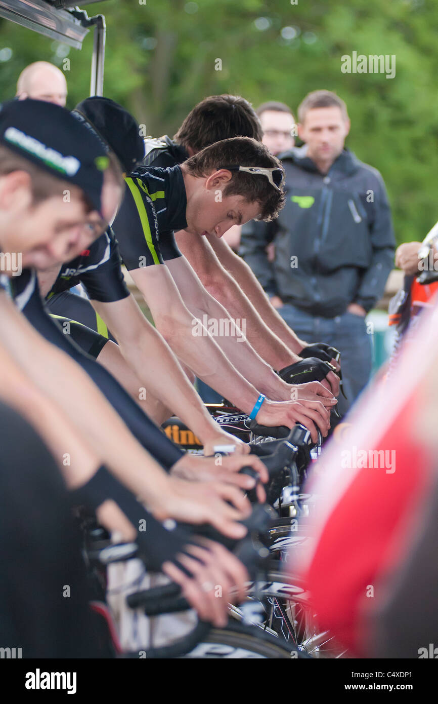 Team Endura Racing in fase di riscaldamento prima che il Criterium Leazes 2011 Foto Stock
