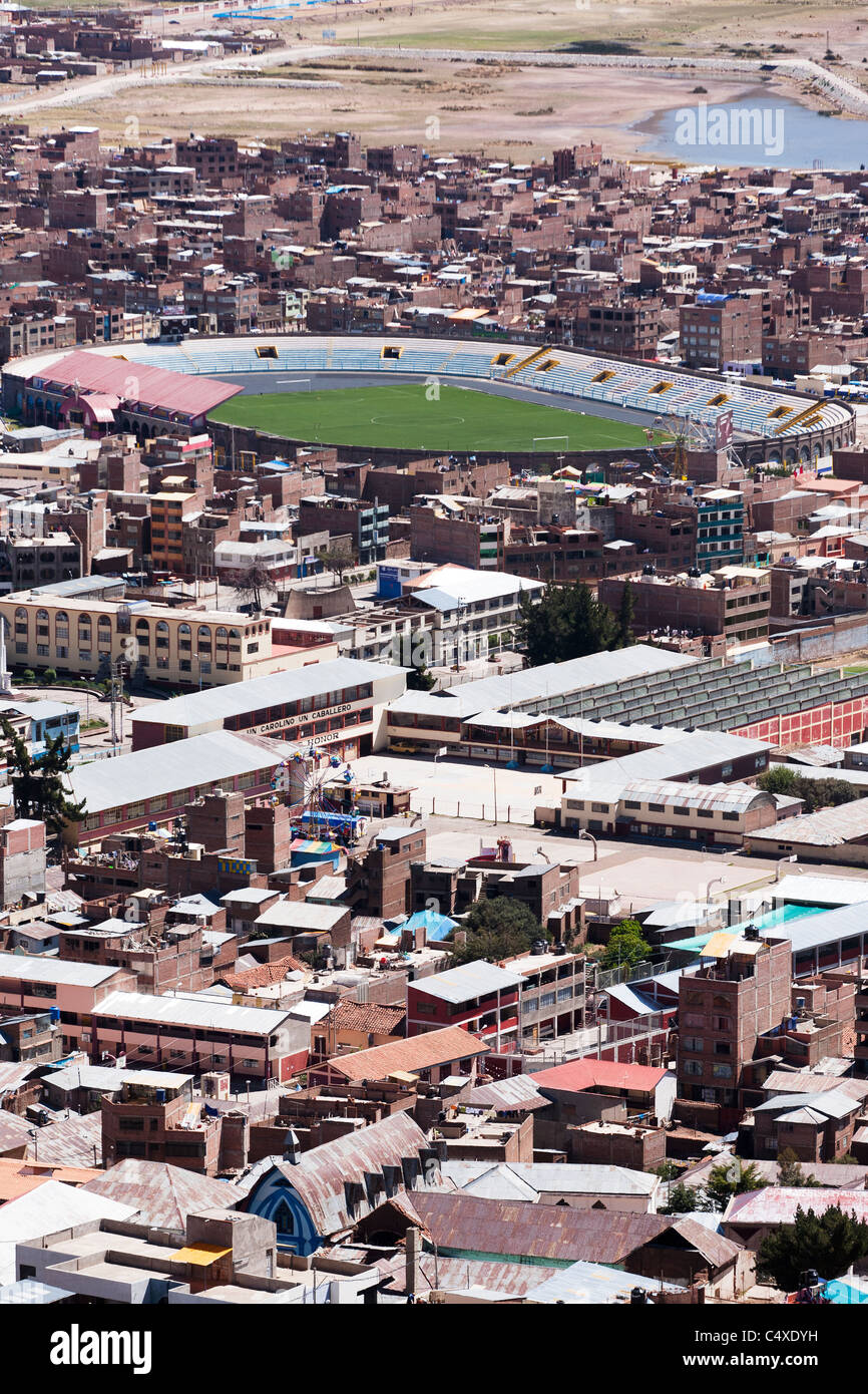 Una vista di Puno e il suo stadio dal Mirador de Kuntur Wasi che domina la città di Puno e il lago Titicaca in Perù. Foto Stock
