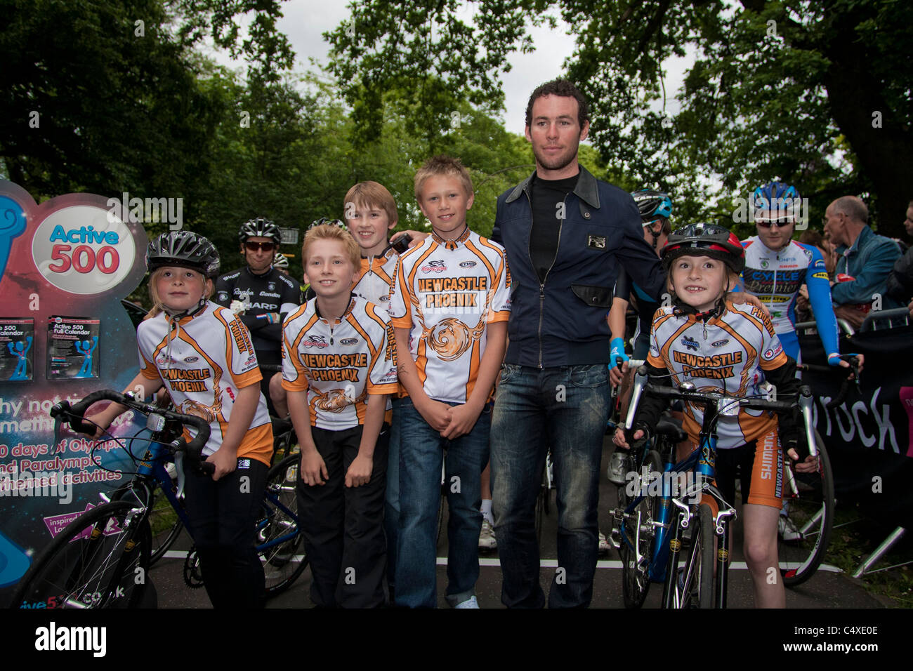 Mark Cavendish pone con i ragazzi da Newcastle Phoenix Club di ciclismo Foto Stock