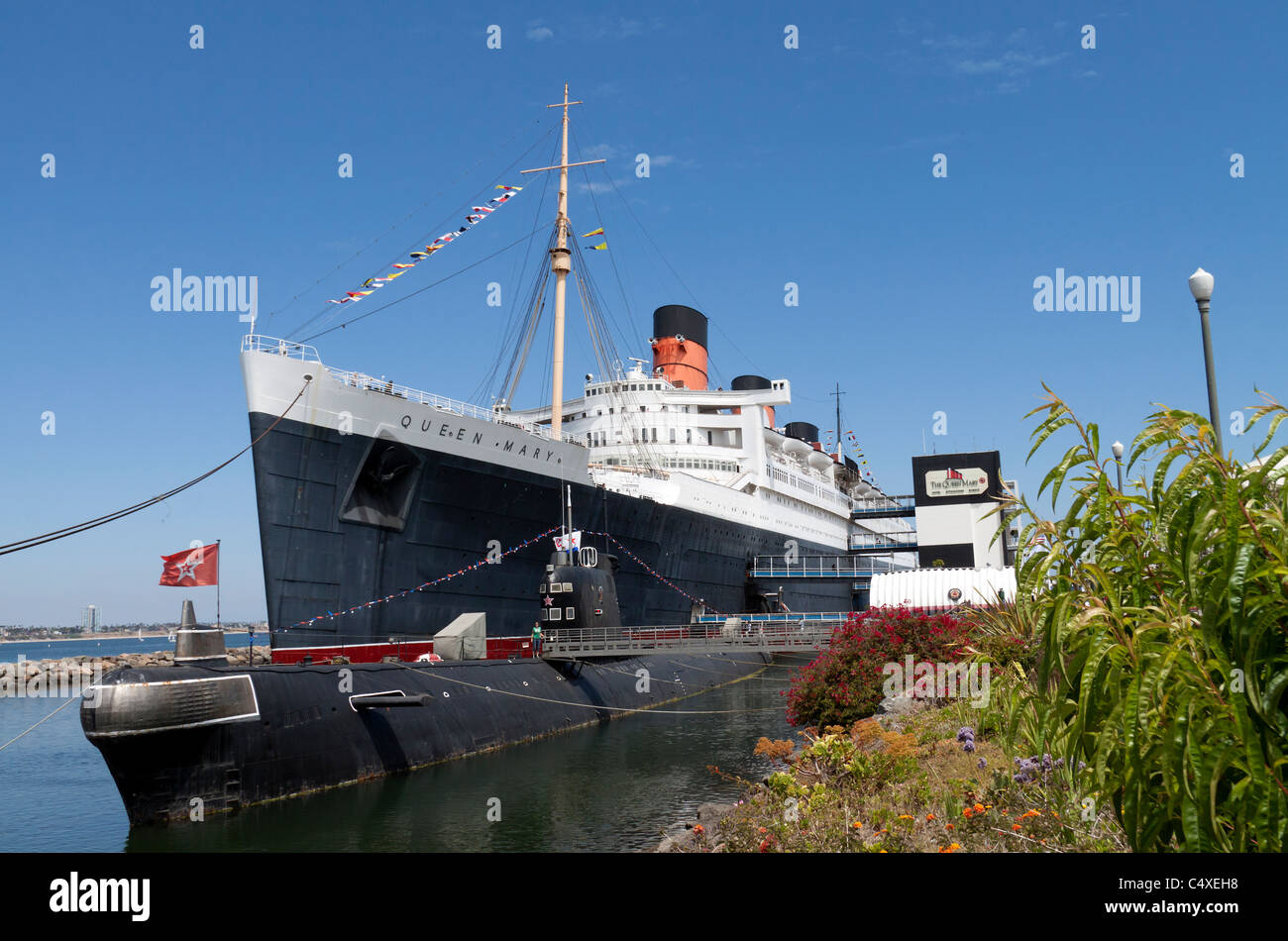 La Queen Mary DOCK navi da crociera lato nella lunga spiaggia del porto con sottomarino russo in primo piano Foto Stock
