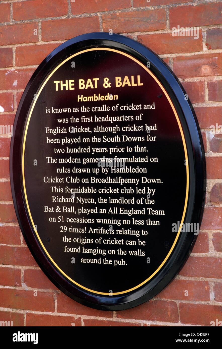 Hambledon, Hampshire, LA BAT e la sfera Pub, informazioni di placca, pub inglesi inn locande culla home di cricket Broadhalfpenny verso il basso Foto Stock