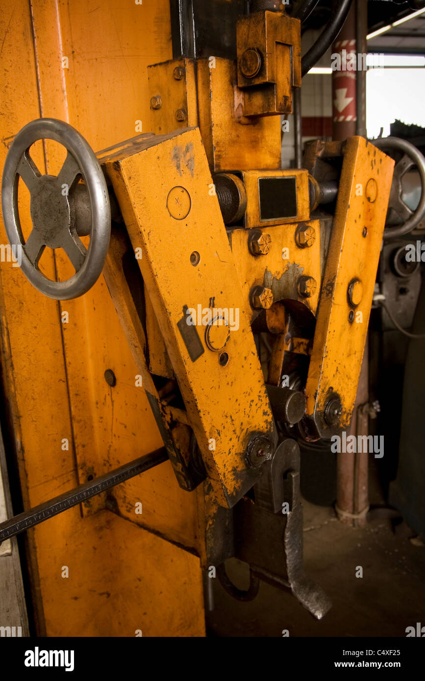 Industria pesante bullone a U macchina per la formatura di parti metalliche Foto Stock