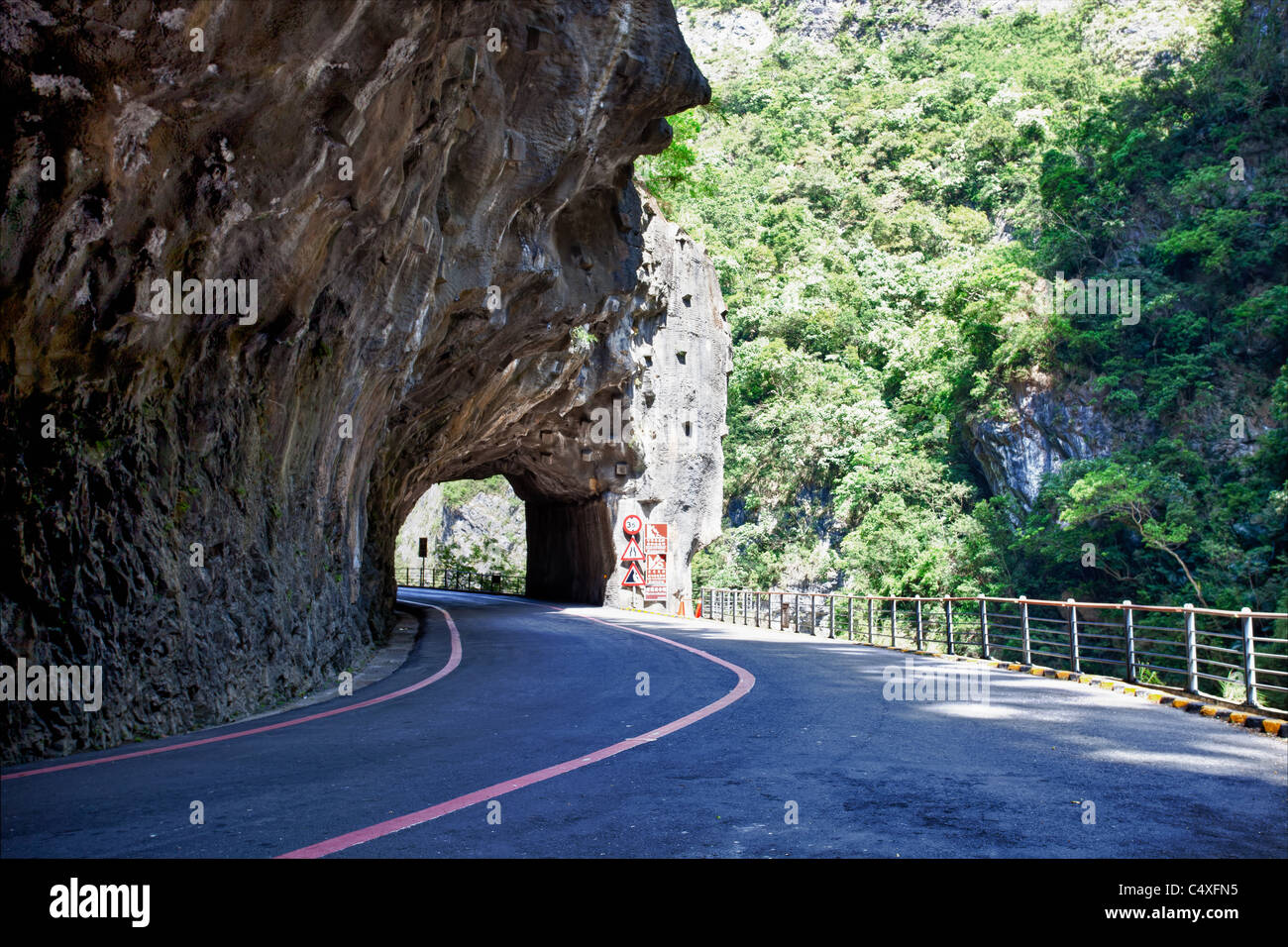 Strada di montagna nel Parco Nazionale di Taroko, Taiwan Foto Stock