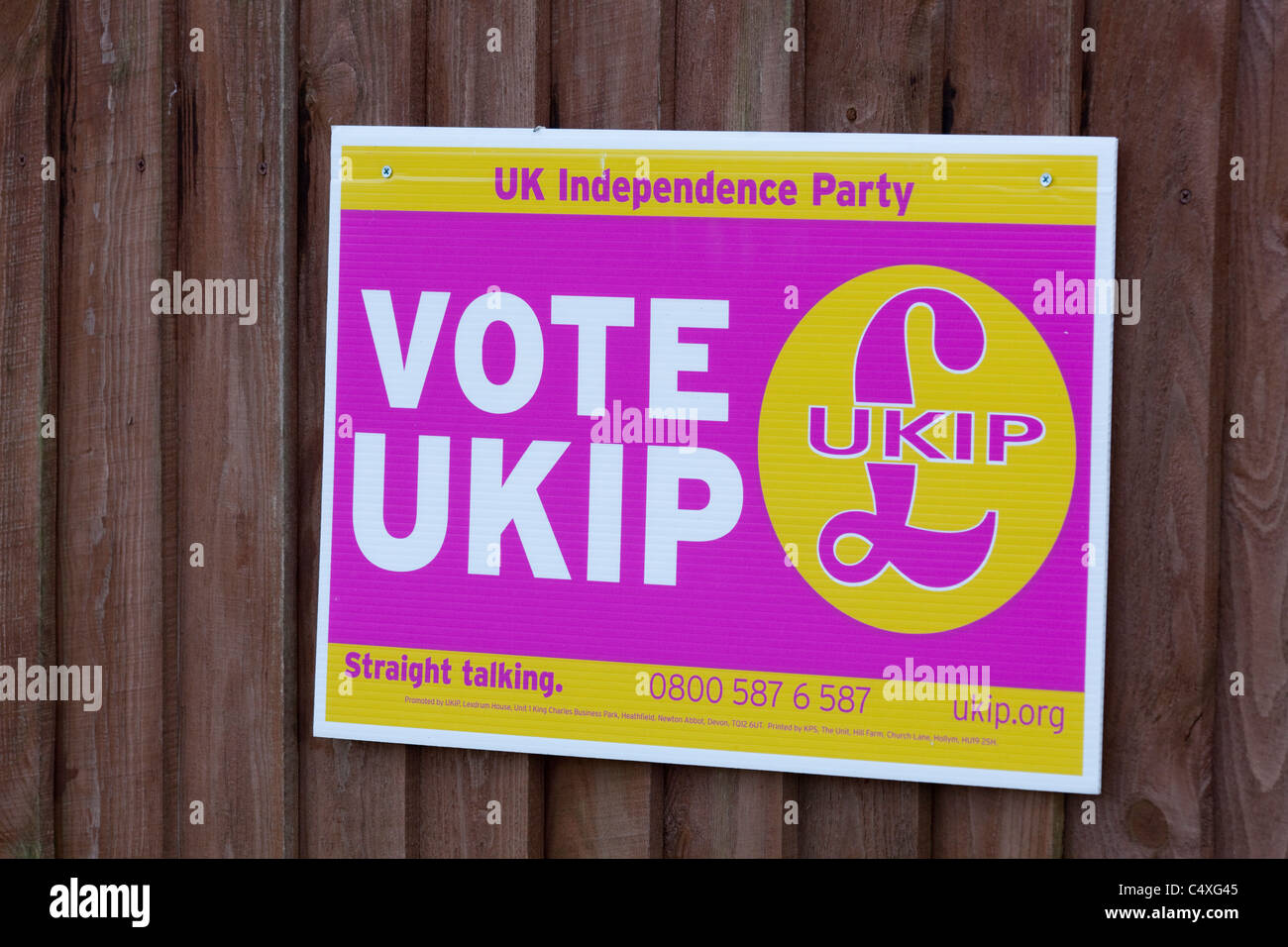 Promozione Elettorale Poster; per partito politico UKIP. Regno Unito Independance Party. 2011. Recinzione suburbana. North Walsham Foto Stock