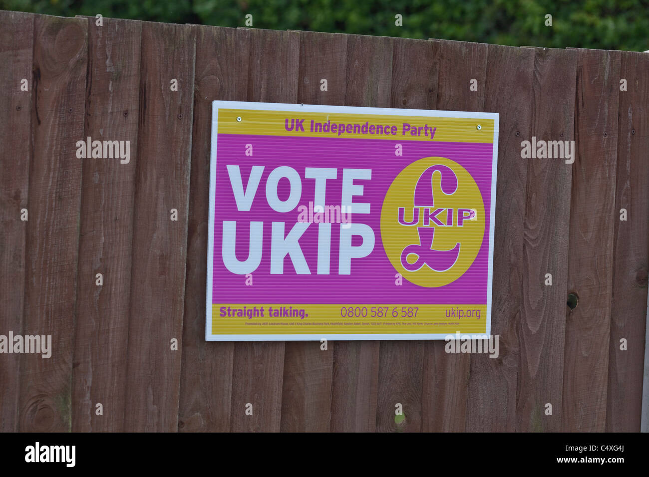 Promozione Elettorale Poster; per partito politico UKIP. Regno Unito Independance Party. 2011. Recinzione suburbana. North Walsham Foto Stock