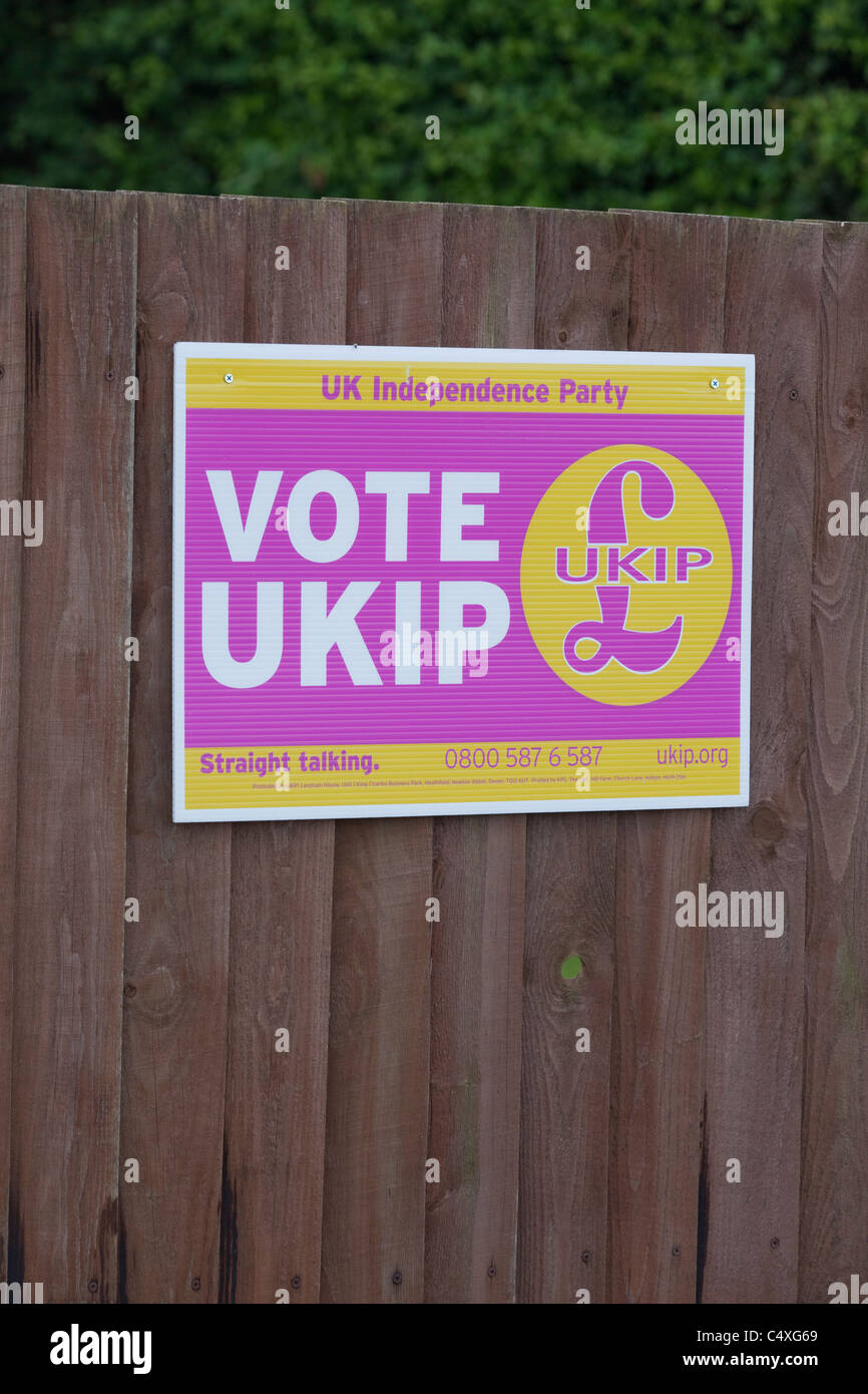 Promozione Elettorale Poster; per partito politico UKIP. Regno Unito Independance Party. 2011. Recinzione suburbana. North Walsham Foto Stock