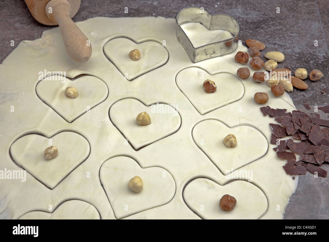 Una pasta laminata per biscotti con cookie cutter per i cookie Foto Stock