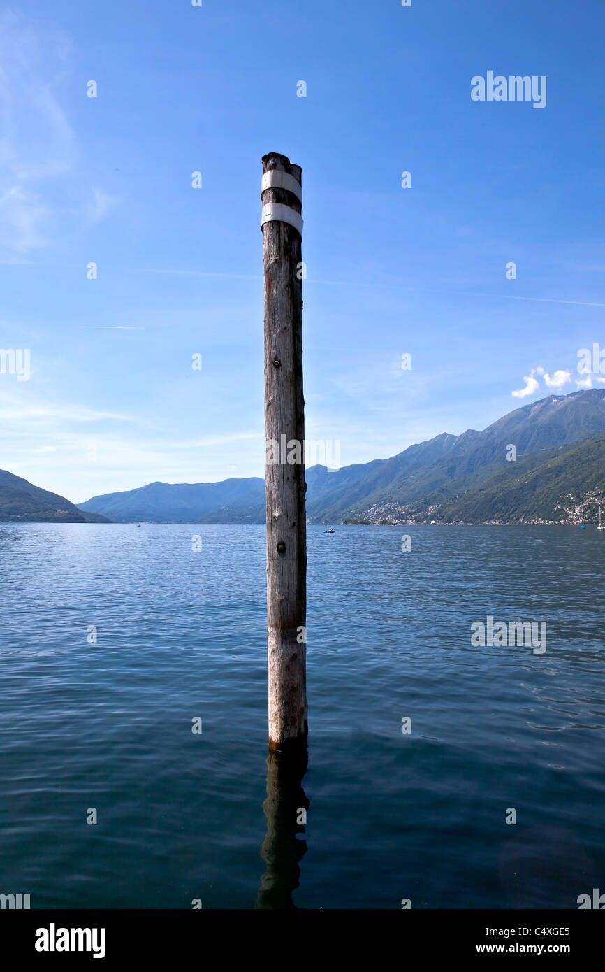 Paletto di legno nel Lago Maggiore con vedute verso sud Foto Stock