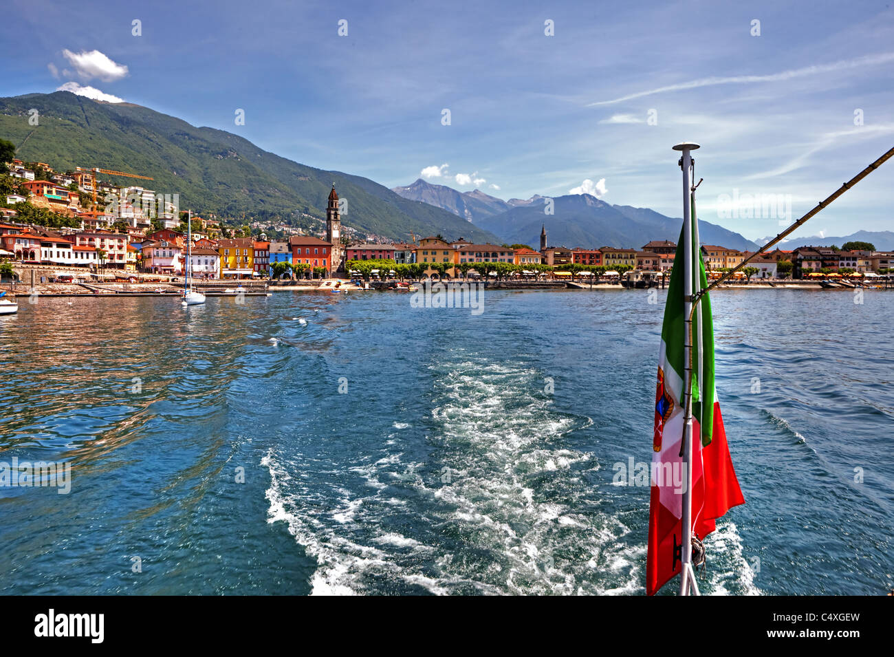 Vista del lungomare di Ascona in Ticino da una barca Foto Stock