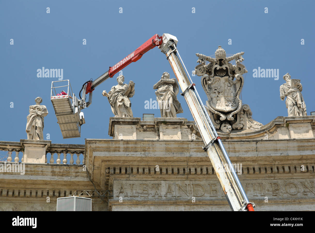 Piazza San Pietro colonnato statue manutenzione Foto Stock
