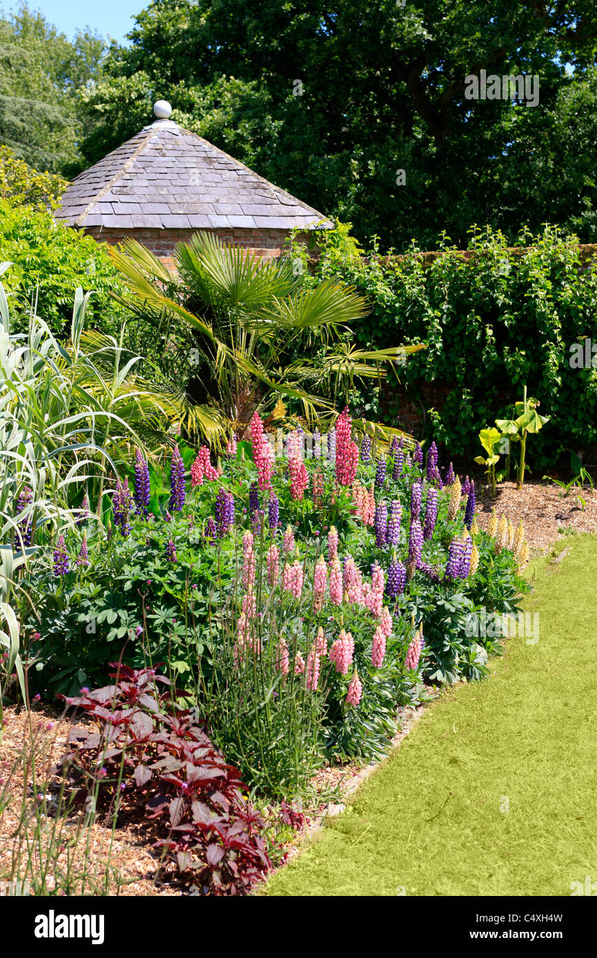 Aiuole di estate in un inglese Walled Garden Foto Stock