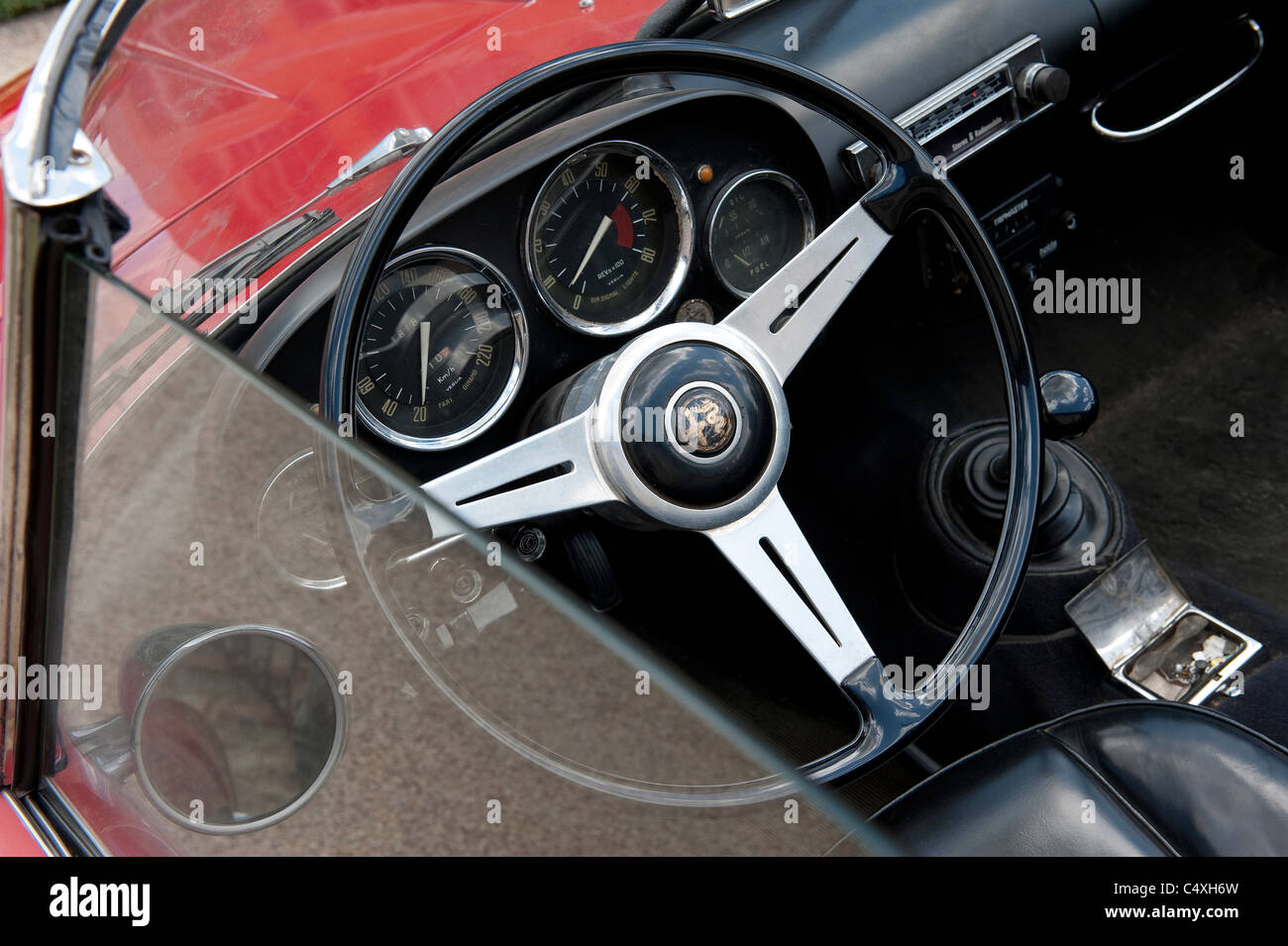 Volante e sul cruscotto della vecchia Alfa Romeo Auto sportiva Foto Stock
