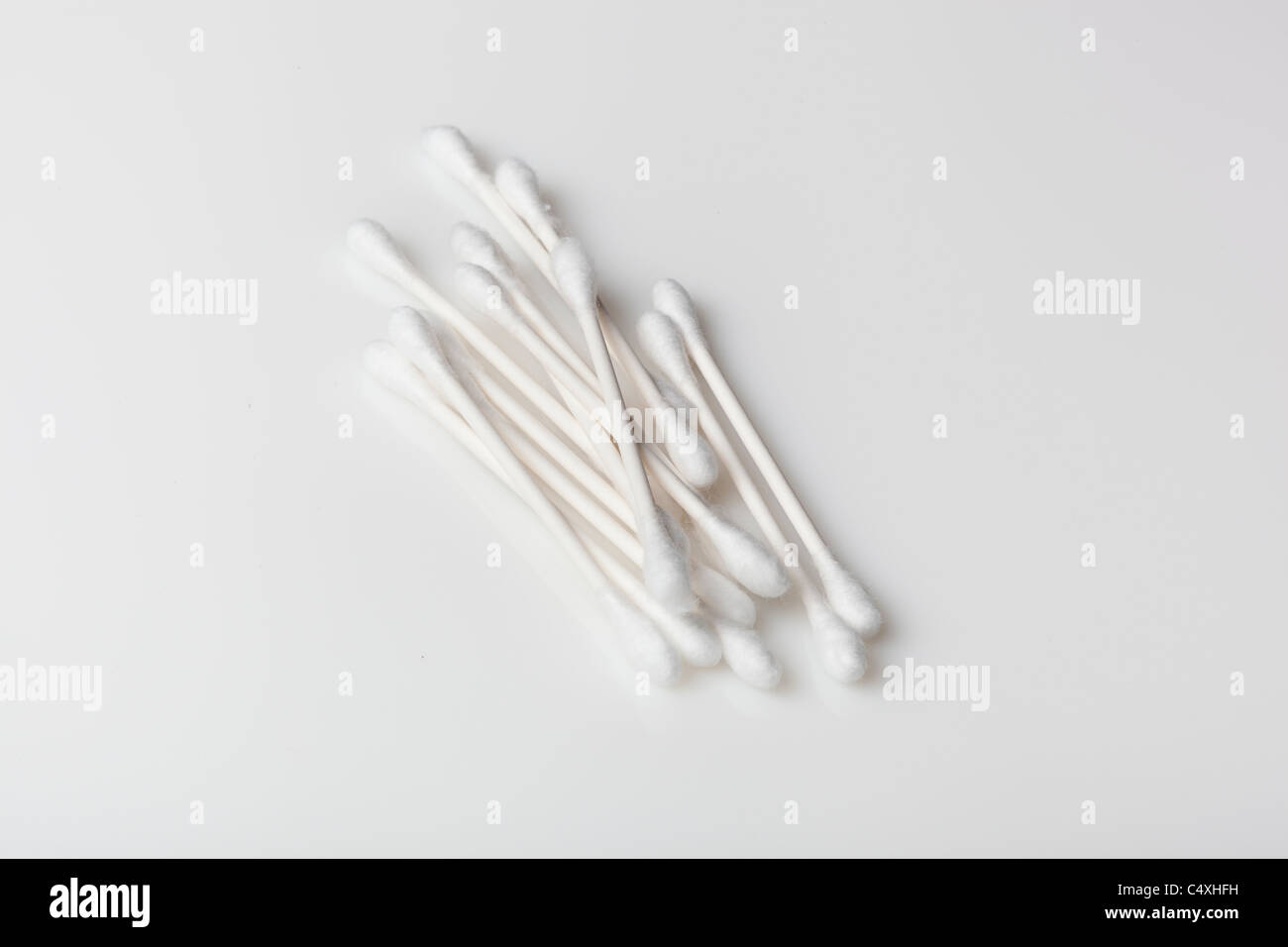 Un gruppo di tamponi di cotone contro uno sfondo bianco Foto Stock