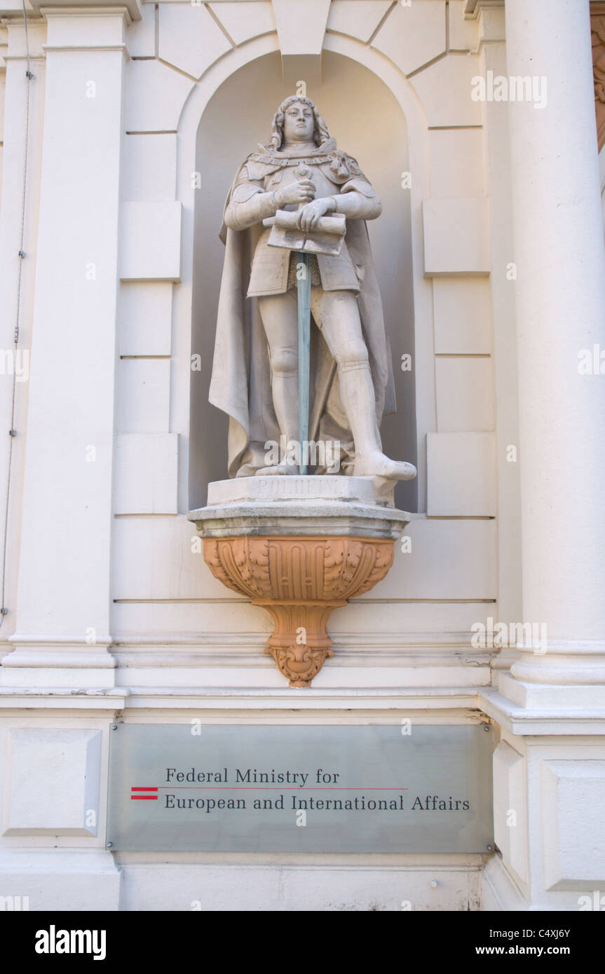Polheim statua al di fuori del Ministero federale degli affari europei e internazionali la costruzione di Vienna Austria Europa Foto Stock