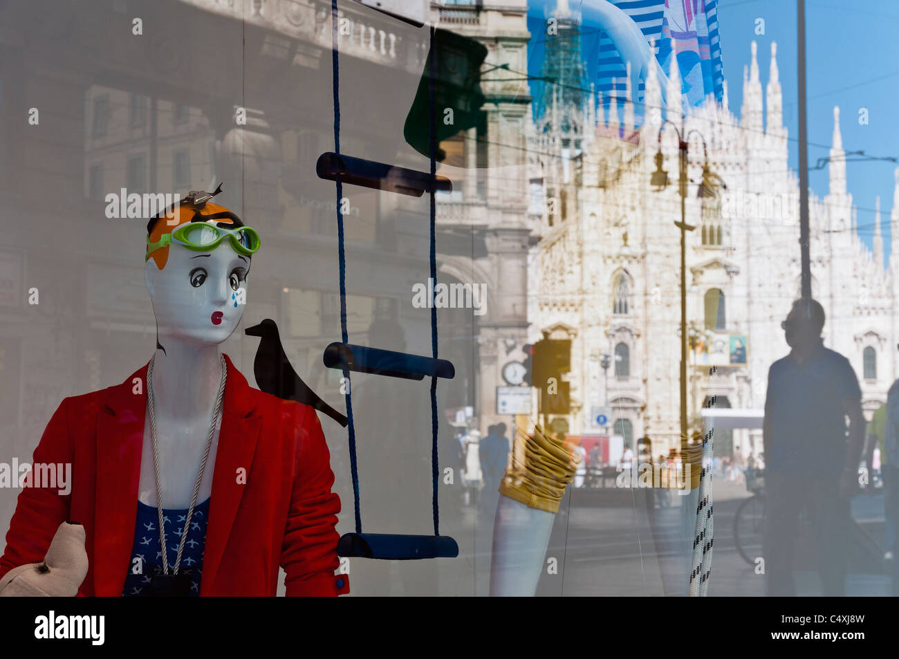 Moda manichino nella vetrina di un negozio con il Duomo di riflesso, Milano, Italia Foto Stock