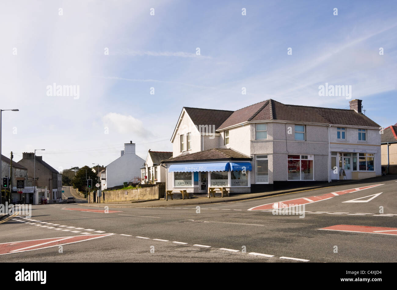 Benllech, Isola di Anglesey, Galles del Nord, Regno Unito. In Bradleys Deli e coffee shop su un angolo della strada principale nel centro del villaggio Foto Stock